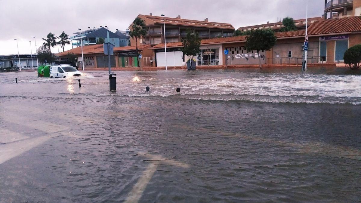 La avenida de la Llibertad del Arenal de Xàbia, totalmente anegada A. P. F.