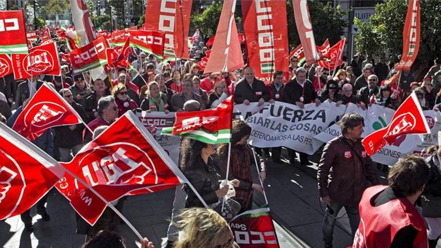 Miles de personas se manifiestan en Andalucía contra los recortes