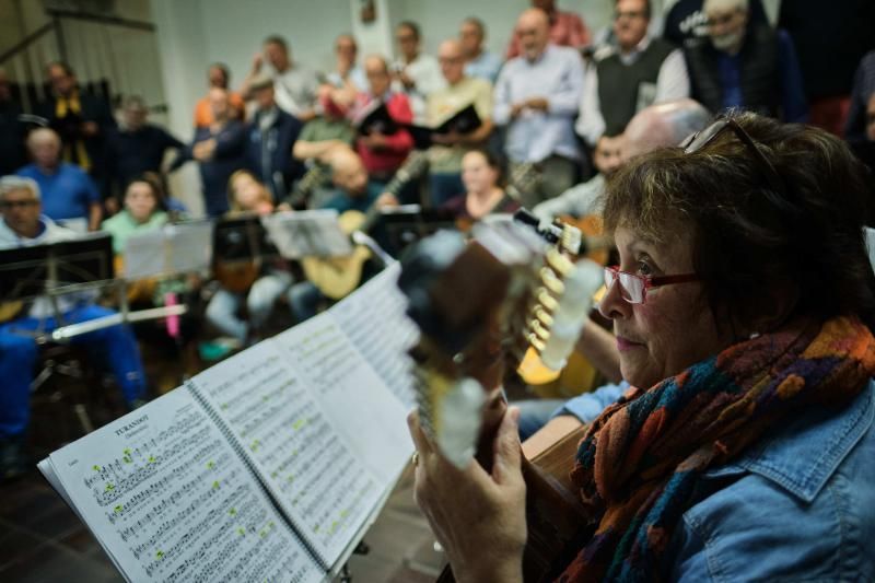 Ensayo de la rondalla Unión Artística El Cabo