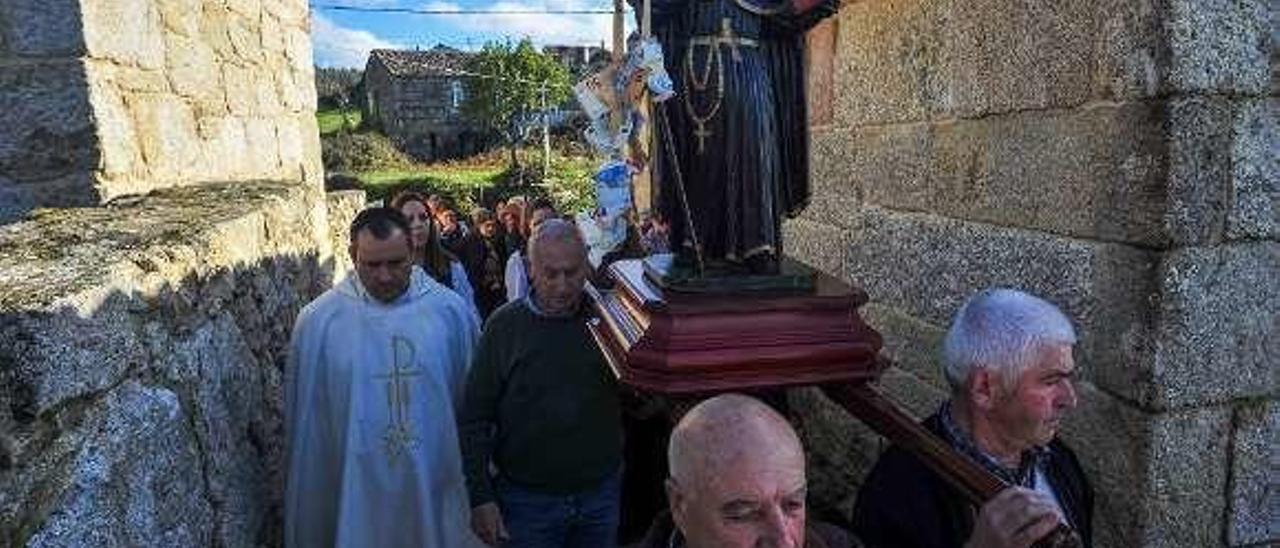 Isidoro Fontán durante la celebración de las tradicionales &quot;poxas&quot; del San Amaro. // Iñaki Abella