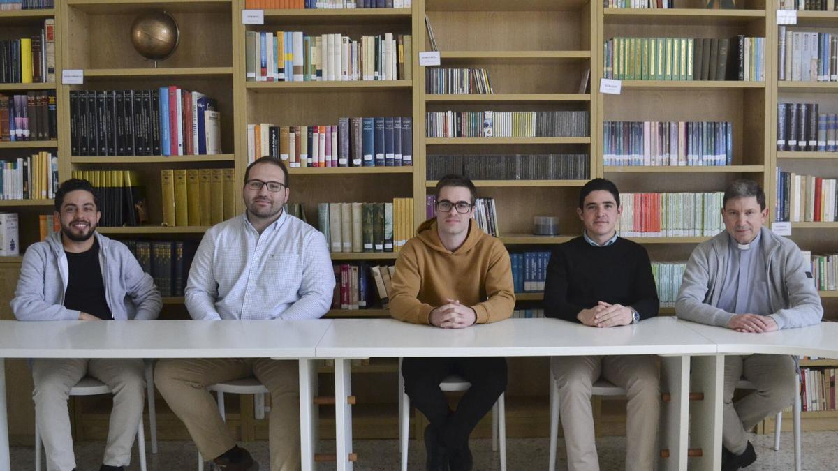 Nacho Baruque, segundo por la izquierda, junto a otros jóvenes seminaristas y  José Antonio Bande, rector del Seminario.