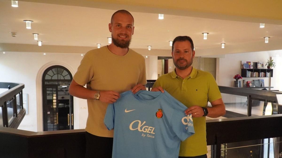 Predrag Rajkovic posa con la camiseta del Mallorca