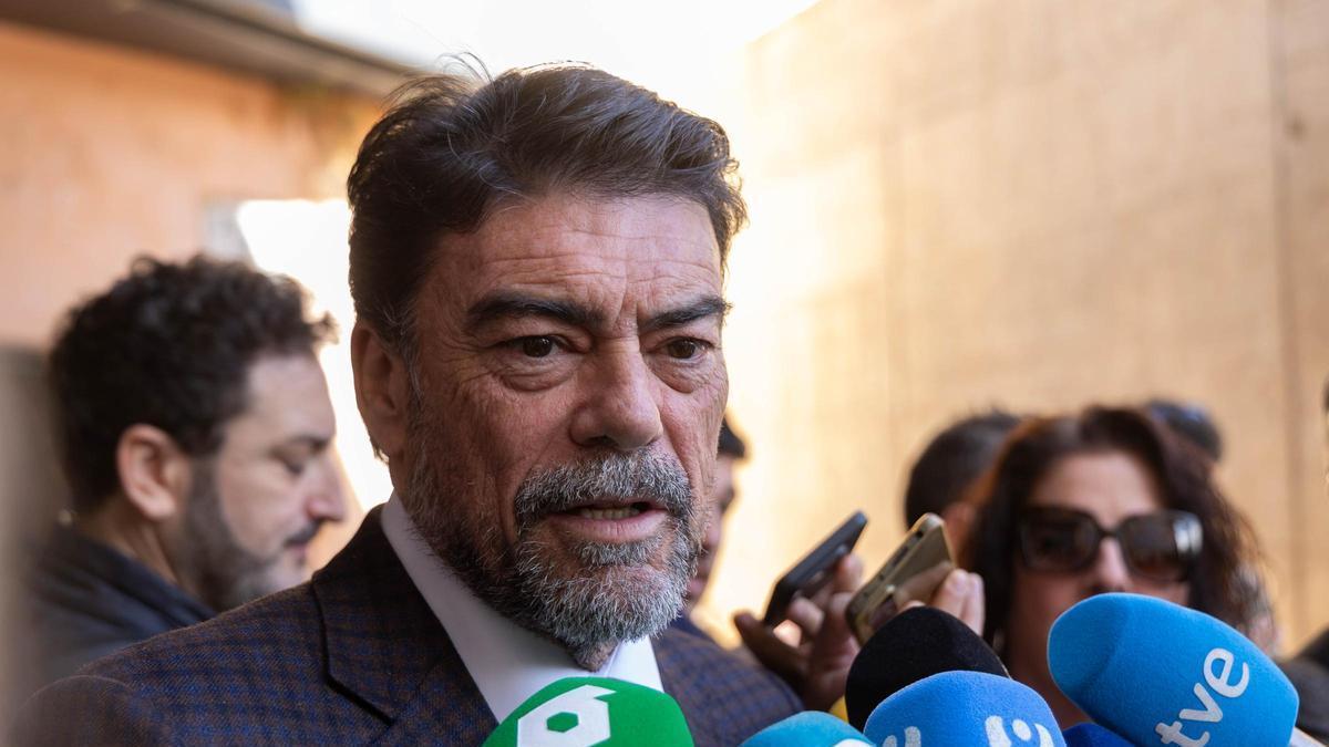 El alcalde de Alicante, Luis Barcala, comparece ante los medios de comunicación