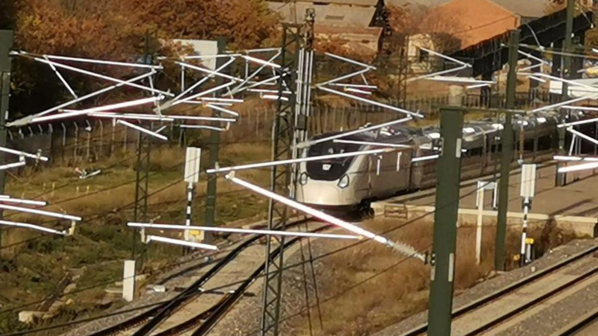 El Talgo Avril, en la estación de Zamora, el domingo.