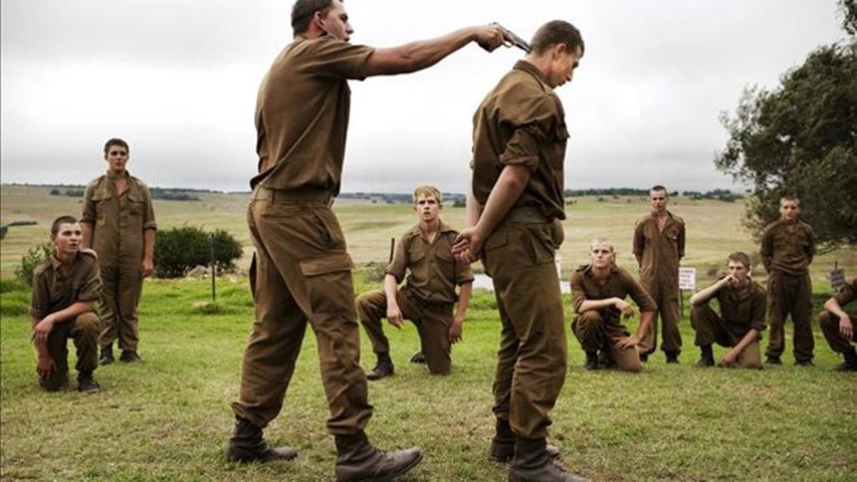 Jóvenes afrikaner en un campo de entrenamiento paramilitar racista.