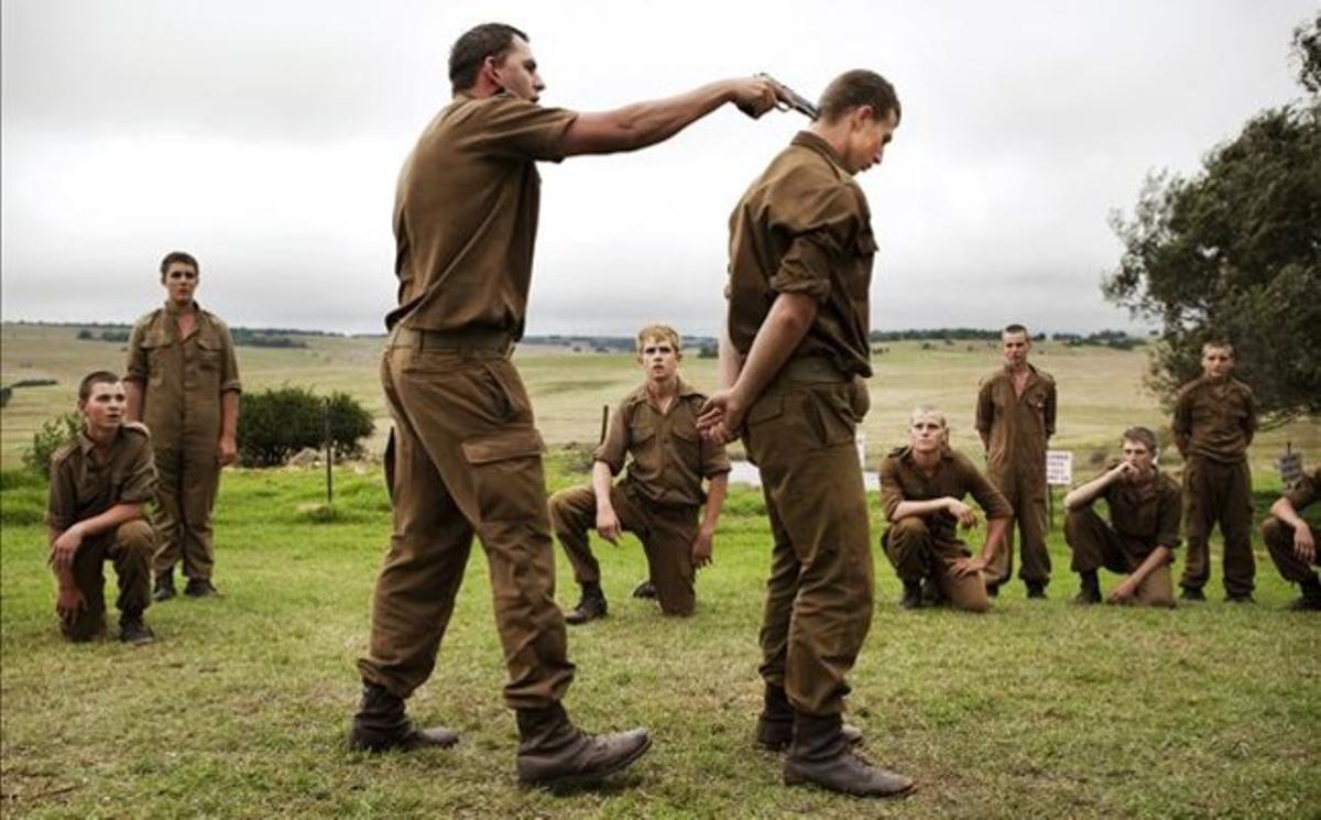 Jóvenes afrikaner en un campo de entrenamiento paramilitar racista.
