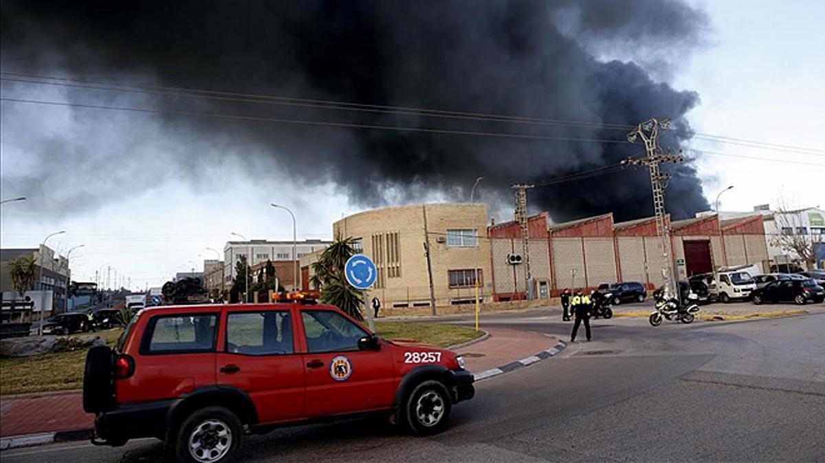L’incendi d’una fàbrica de productes químics al polígon Font del Gerro de Paterna, a València.