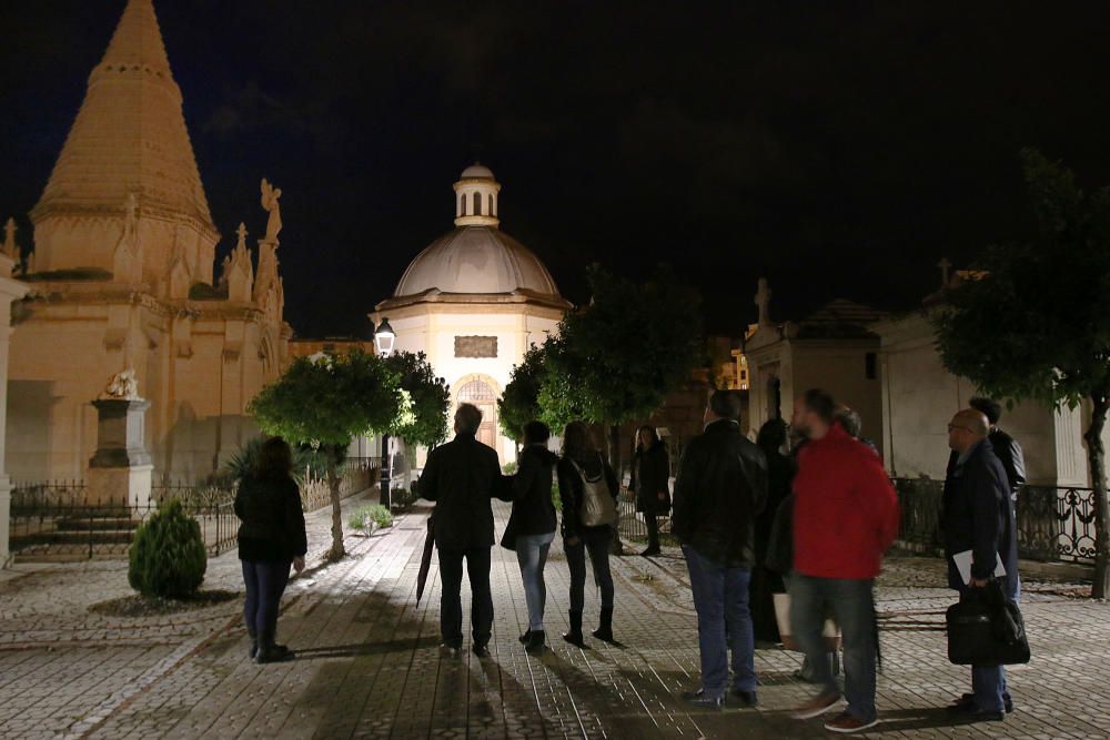 El grupo de teatro de Eduardo Nieto ofreció el pasado fin de semana 'Tiempo de misterio', una visita teatralizada al Cementerio de San Miguel