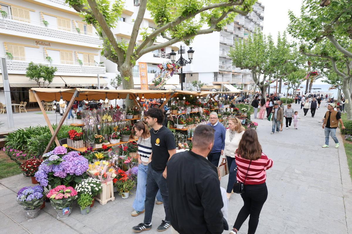 Flores, motos y coches en 'Anar a maig' en las fiestas de Santa Eulària