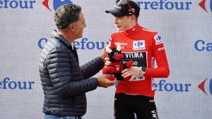 Jonas Vingegaard con Miguel Induráin, en el podio de la Vuelta.