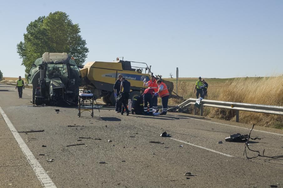 Accidente entre un autobús y un tractor en Fuentes