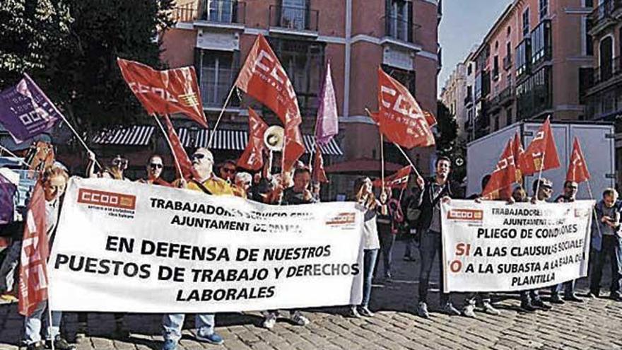 Trabajadores de la grúa se manifestaron ayer en Cort.