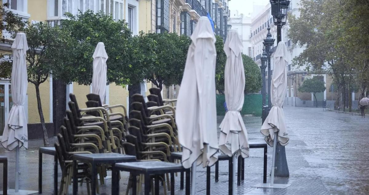 Terraza recogida en Sevilla a causa de la lluvia.