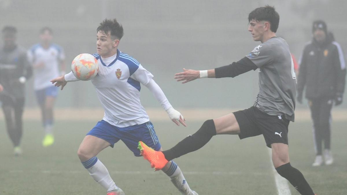 Pau Sans, controlando un balón ante un defensor del Alavés