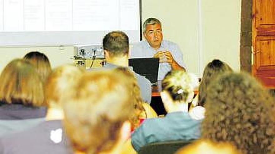 Jaime Izquierdo, durante su charla en la Casa de La Buelga, de Ciaño.