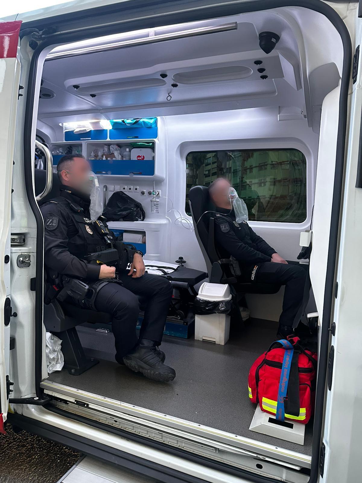 Los dos policías intoxicados, atendidos en una ambulancia.