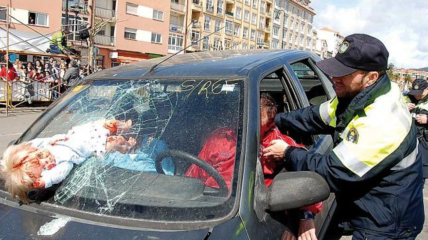 Un agente de la Policía de Cangas durante un simulacro realizado este año.