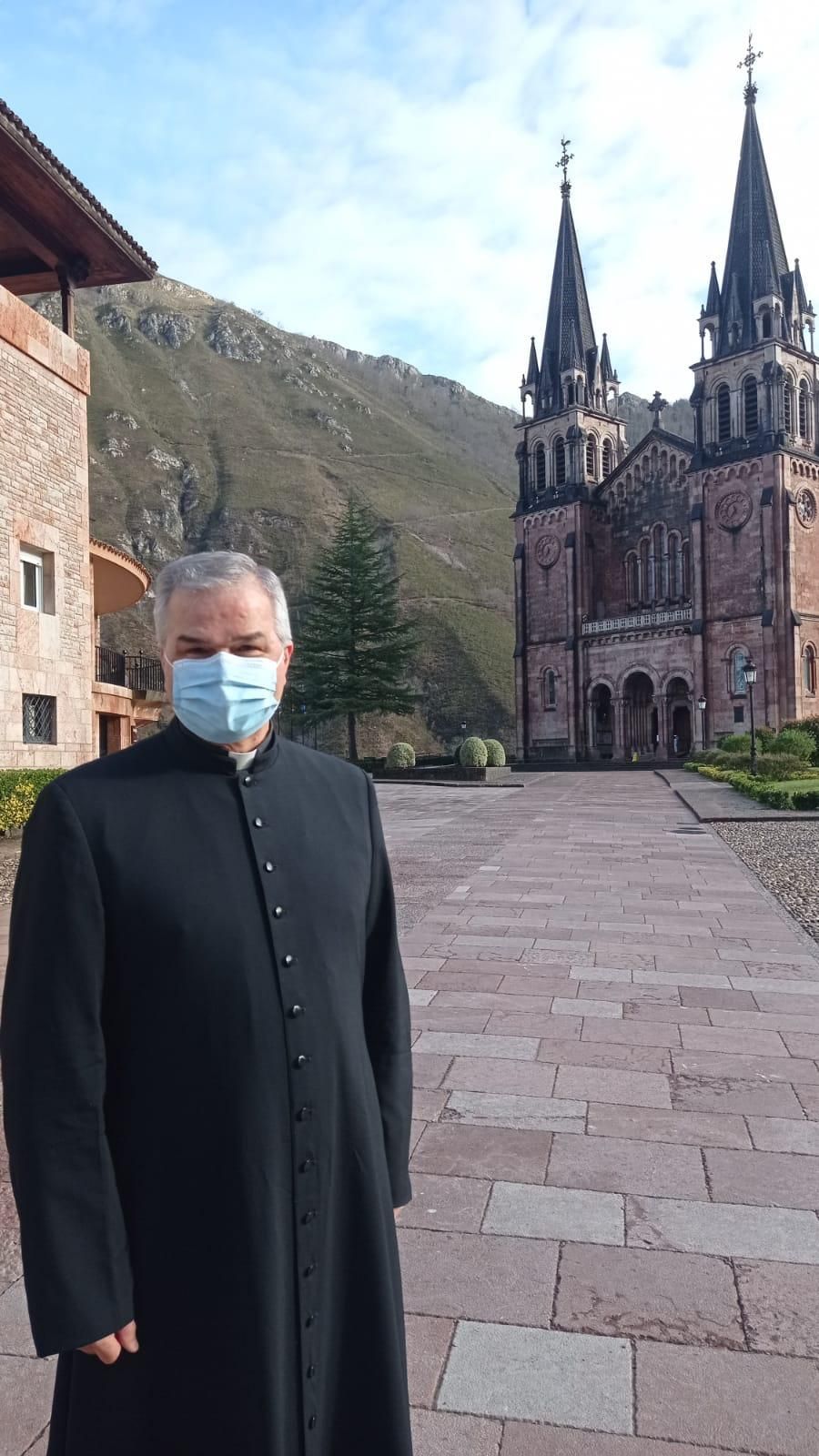 El sacerdote José Juan Hernández, ante la Basílica.