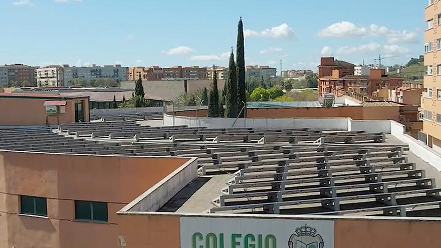 Paneles fotovoltaicos instalados en la cubierta del colegio.
