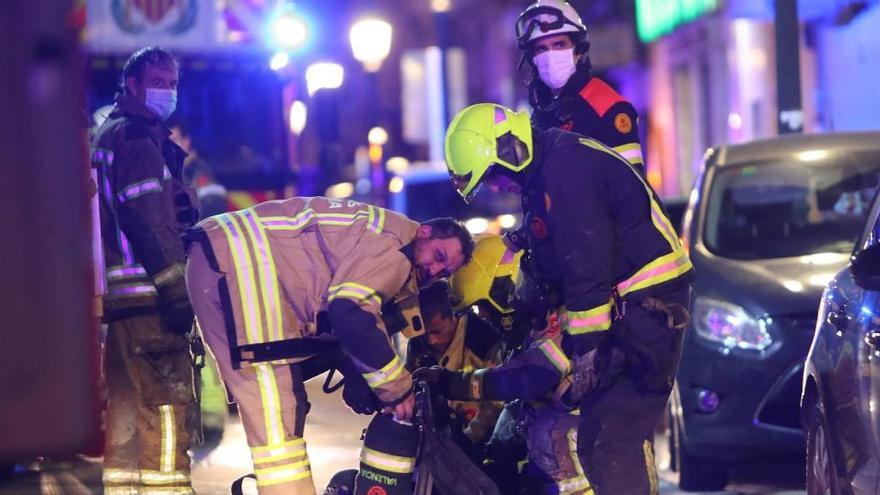 Los bomberos, en el lugar del incendio.