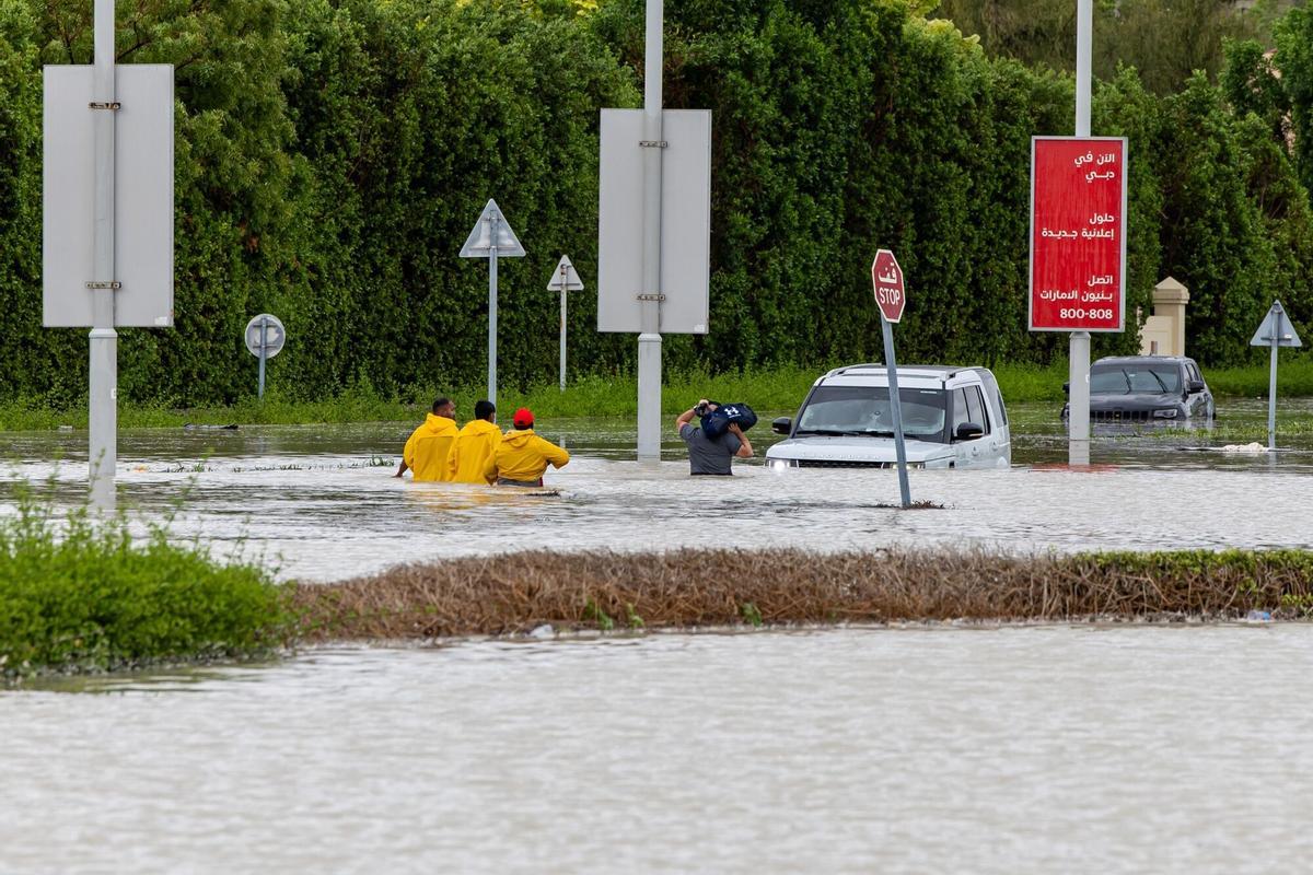 Las inundaciones en Dubai complican la ciudad y obligan a cerrar aeropuertos