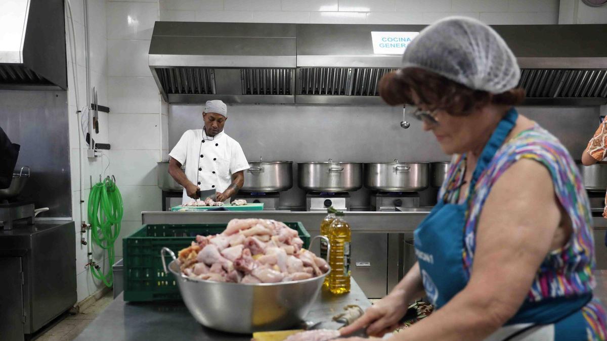 Cocineros elaborando las raciones de comida en la Asociación Yo soy Tú