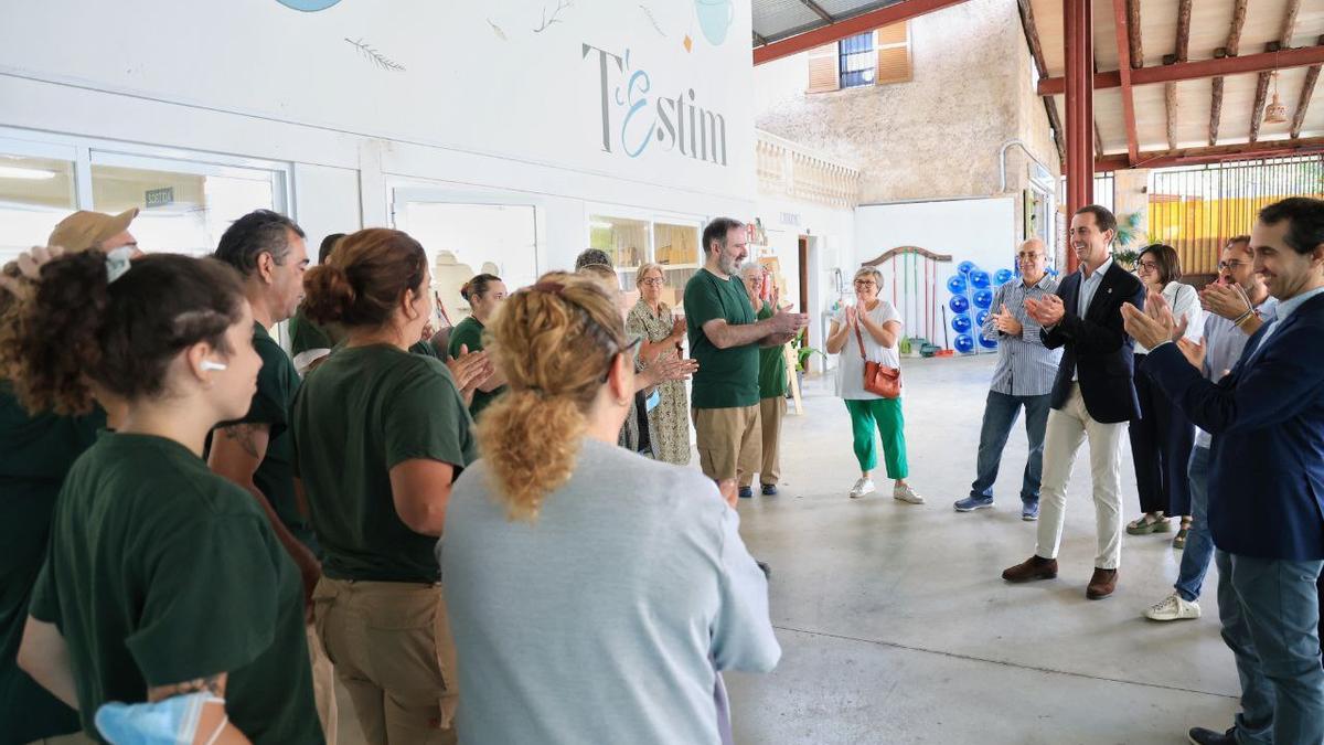 El anuncio del nuevo servicio del IMAS para niños y jóvenes con discapacidad intelectural lo hizo Galmés en su visita a Aproscom.