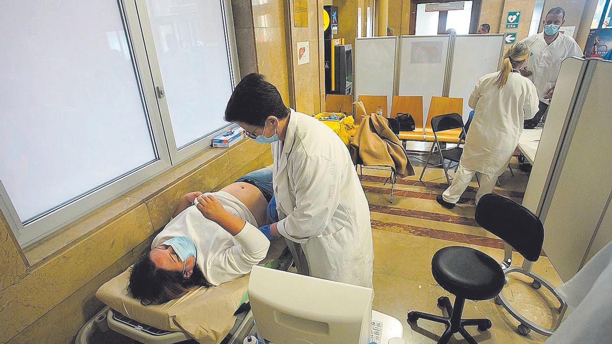 Una metgessa fa proves a una pacient a l'hospital Josep Trueta.
