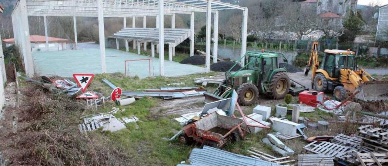 El pabellón construido al lado del Monasterio en fase de demolición. // Iñaki Osorio