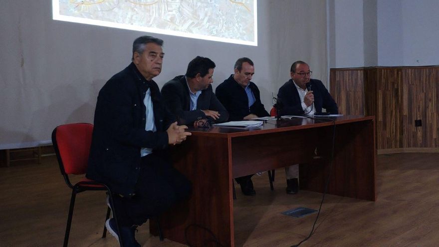 Hinojosa y Belalcázar piden premura en la mejora de la línea eléctrica aérea que pasa por la zona