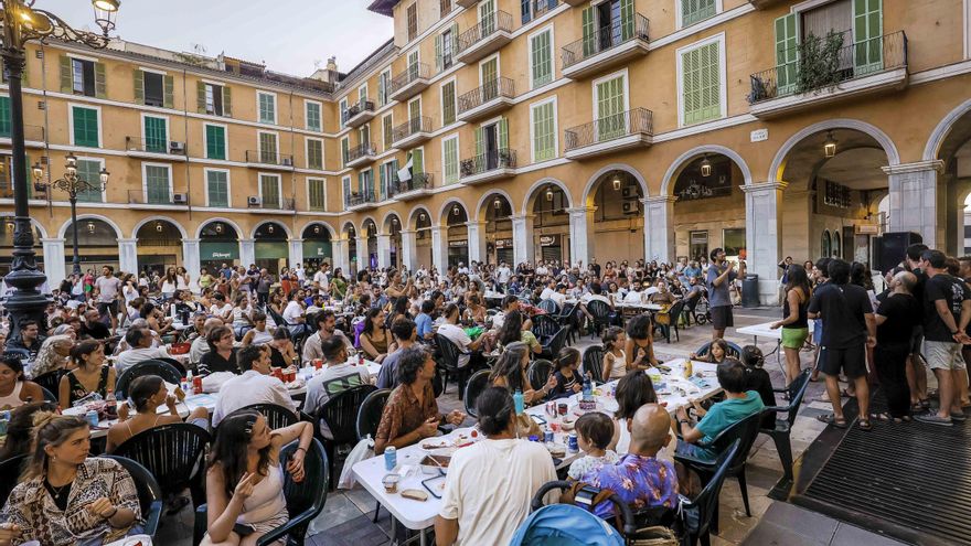 Einwohner von Palma holen sich die Plaça Major zurück