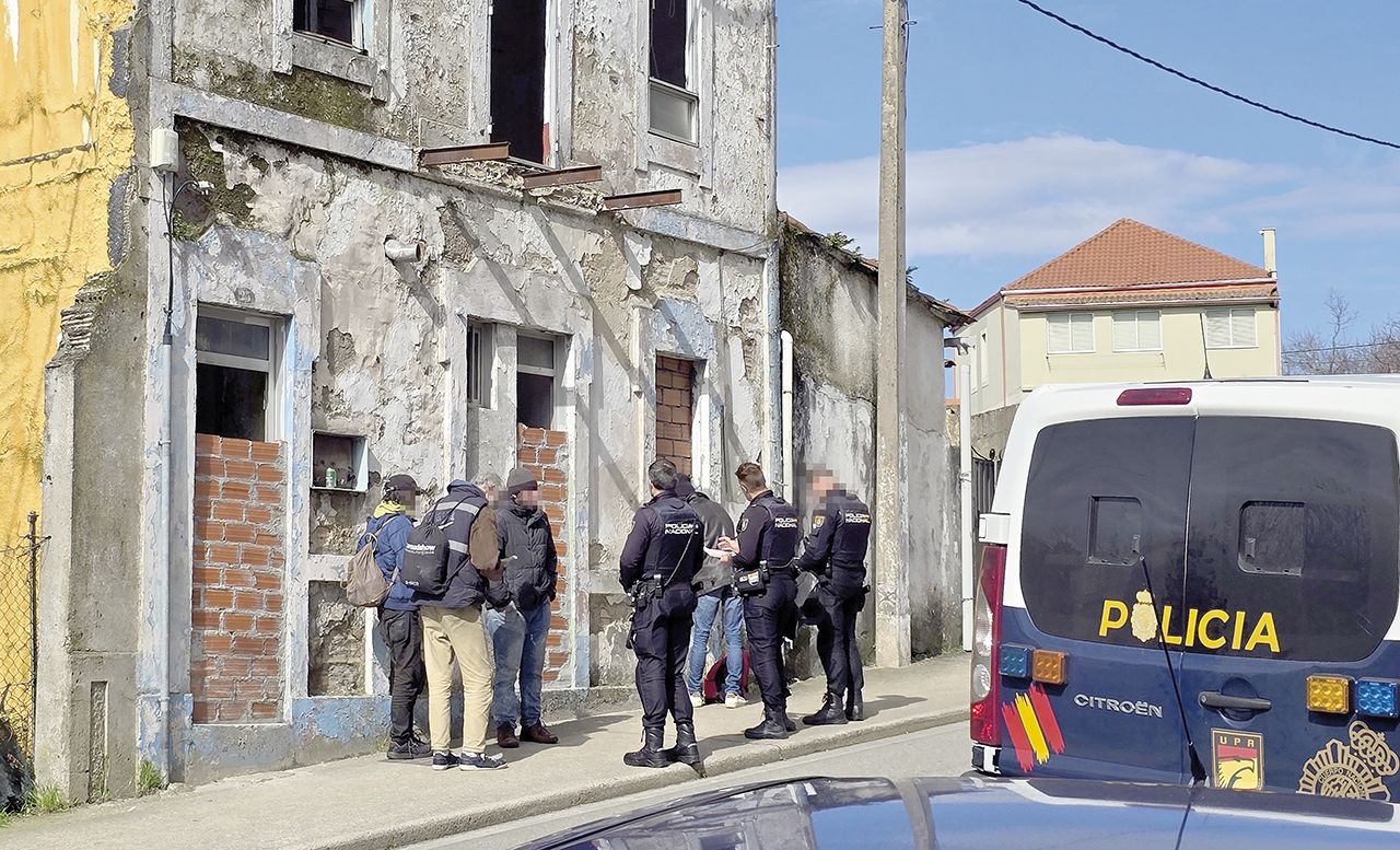 Policías, este viernes, junto a una vieja casa okupada de calle Cantabria donde los vecinos denuncian que se vende droga