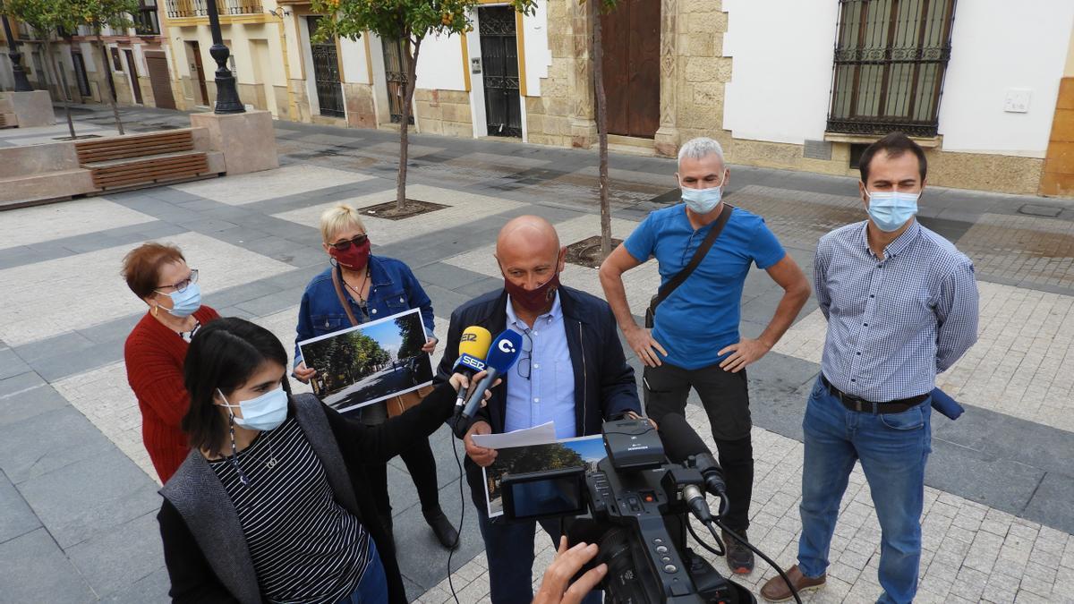 Pedro Sosa con vecinos de Abellaneda en la Plaza de España.