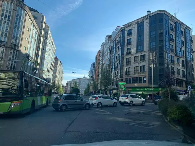 Protestas de padres y madres del colegio O Pombal cortan Travesía de Vigo