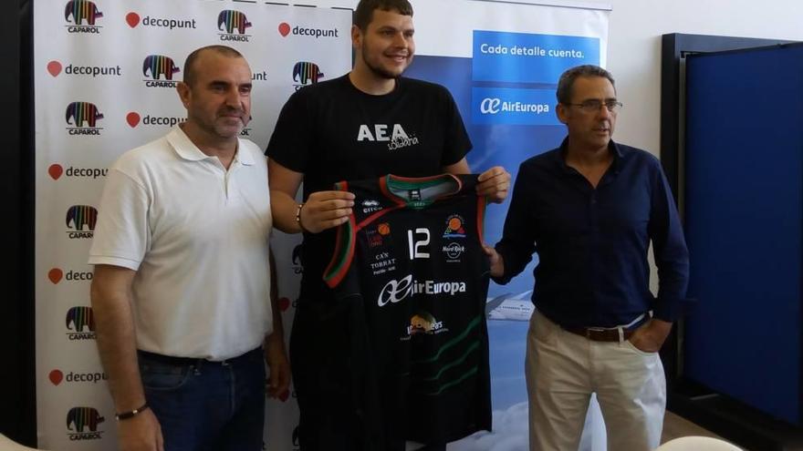 El directivo Ángel García, Toni Vicens y el director deportivo y entrenador Xavi Sastre.