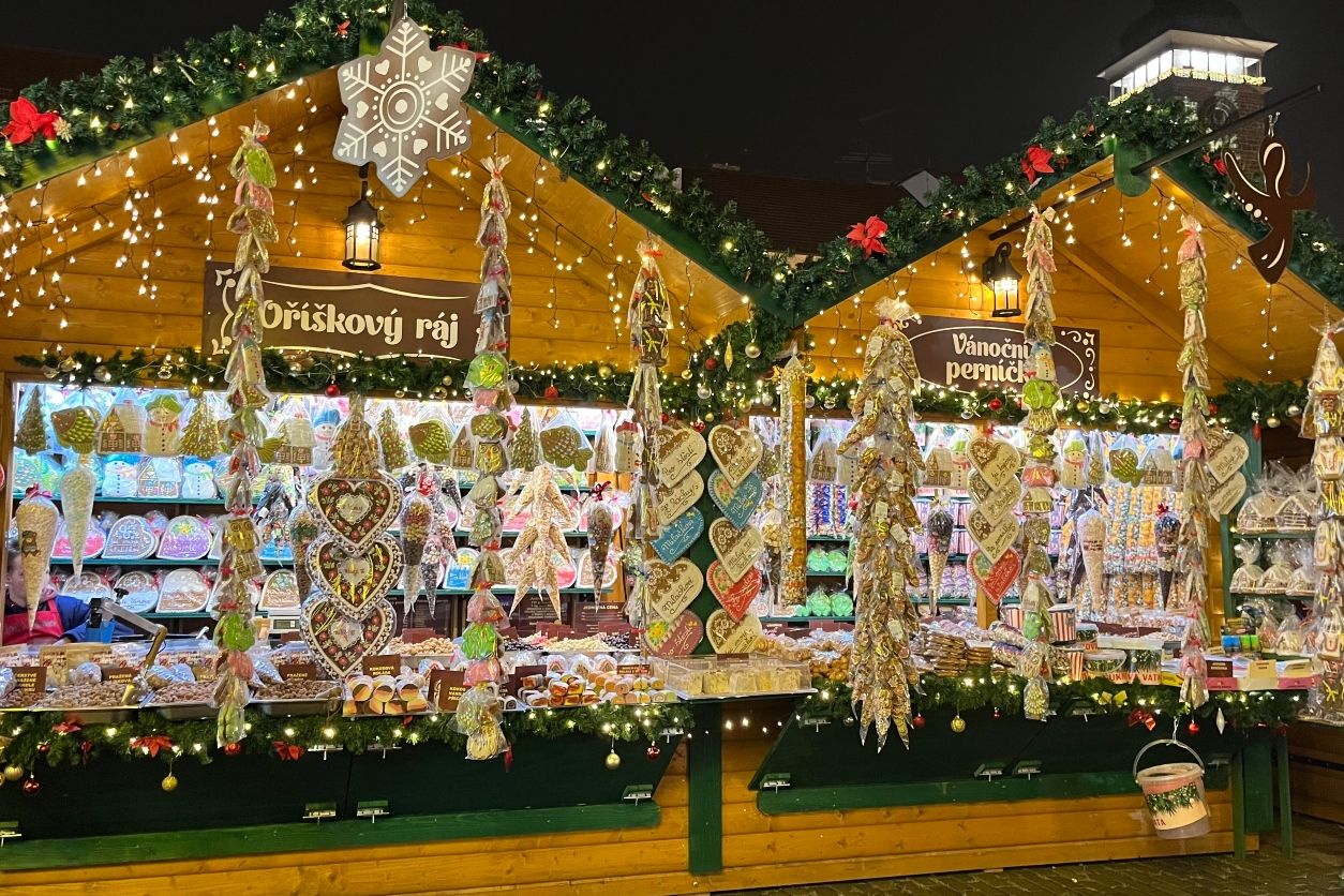 En České Budějovice abundan los puestos de comida, dulces y ponche o vino caliente.