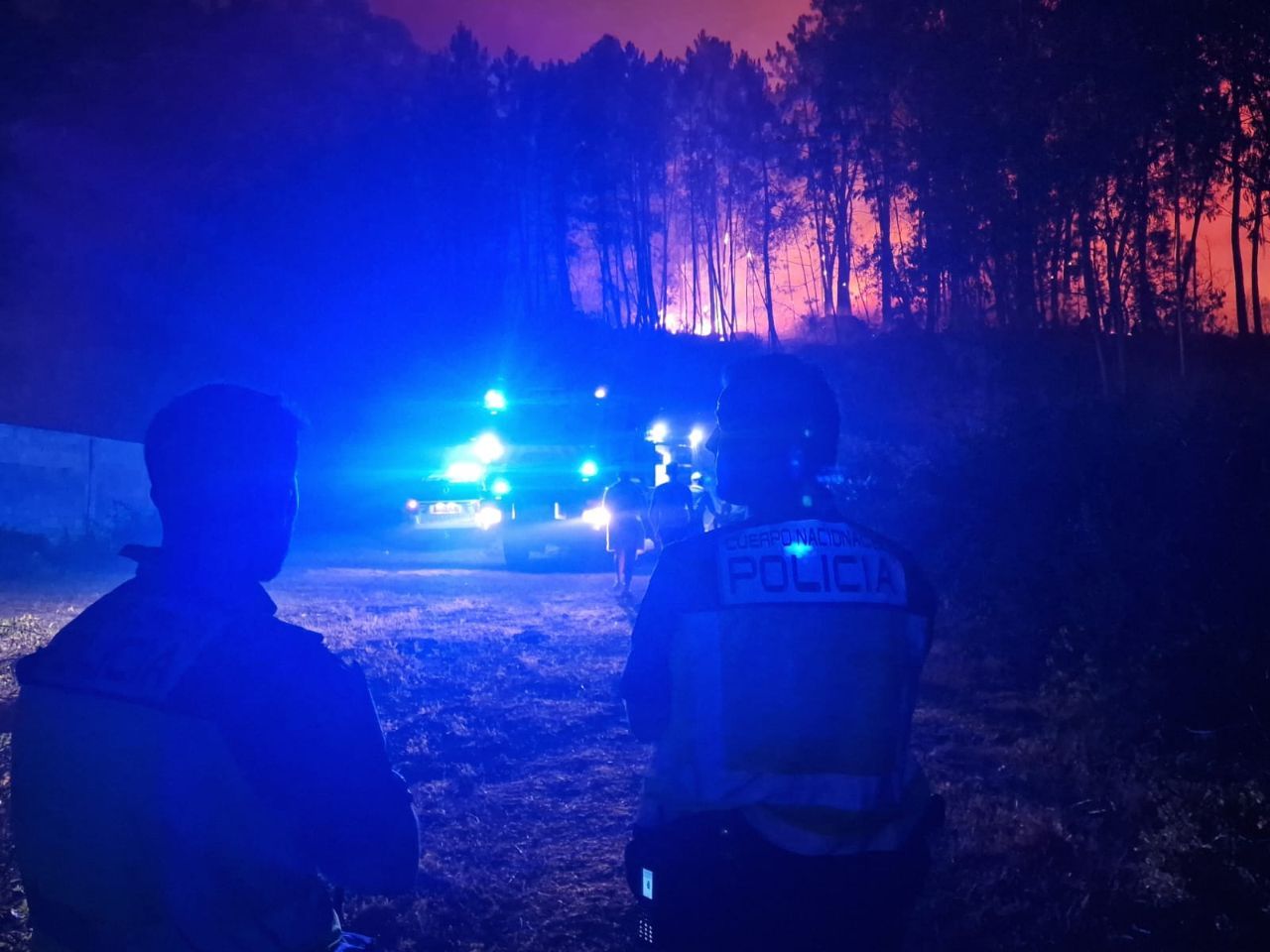 El incendio declarado ayer en Xiabre obliga a enfrentarse a las llamas durante toda la madrugada.