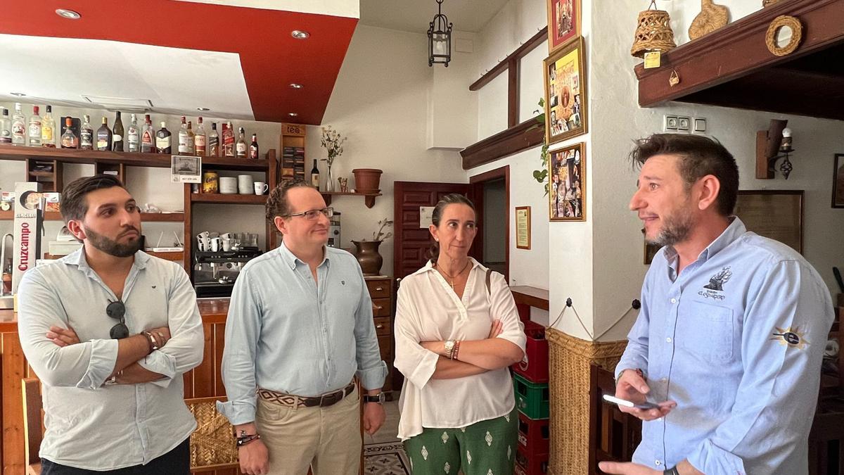 Miguel Castellano, José Ramírez del Río y Paula Badanelli, en su visita a un negocio.