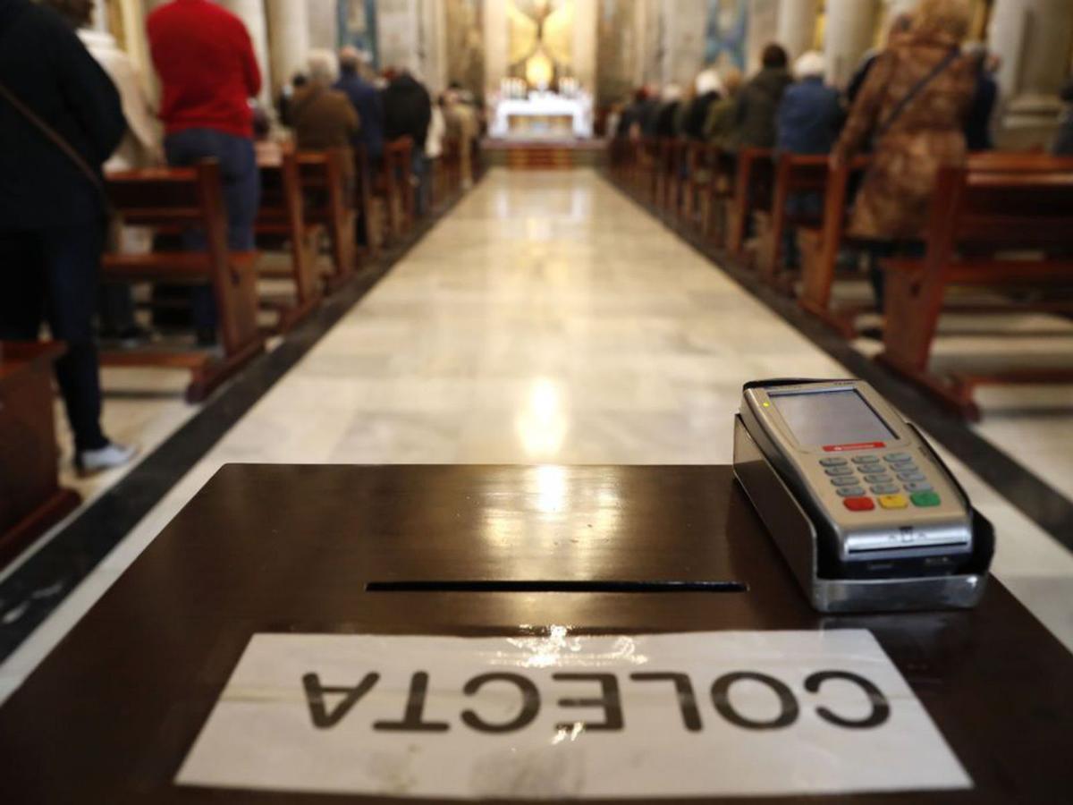 La iglesia se reinventa: acepta limosnas con bízum
