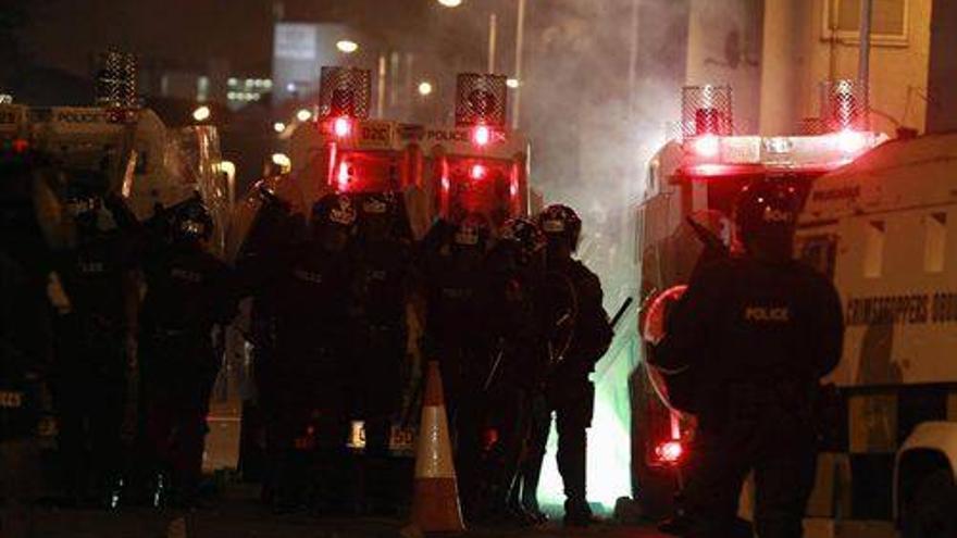 Un centenar de nacionalistas británicos ataca a la Policía en Belfast