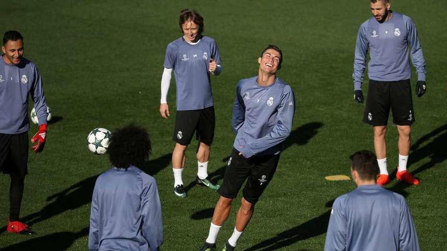 Cristiano Ronaldo, en el centro, bromea con sus compañeros en el entrenamiento de ayer. // Susana Vera