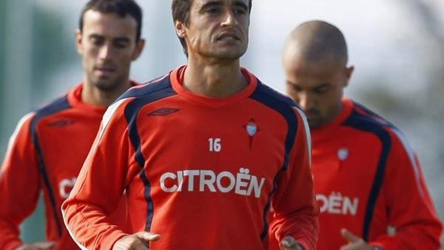 Francisco Noguerol durante un entrenamiento en A Madroa. Detrás, a la izquierda, el central David Catalá.