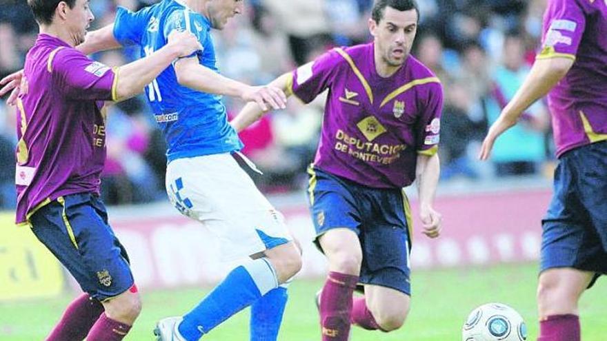 Perona trata de controlar el balón ante dos jugadores del Pontevedra, arriba, y abajo, el asturiano Vázquez celebra el segundo gol local. / miki lópez, enviado especial de la nueva españa