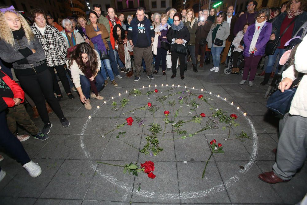 Medio millar de personas se concentraron en la plaza de la Montañeta