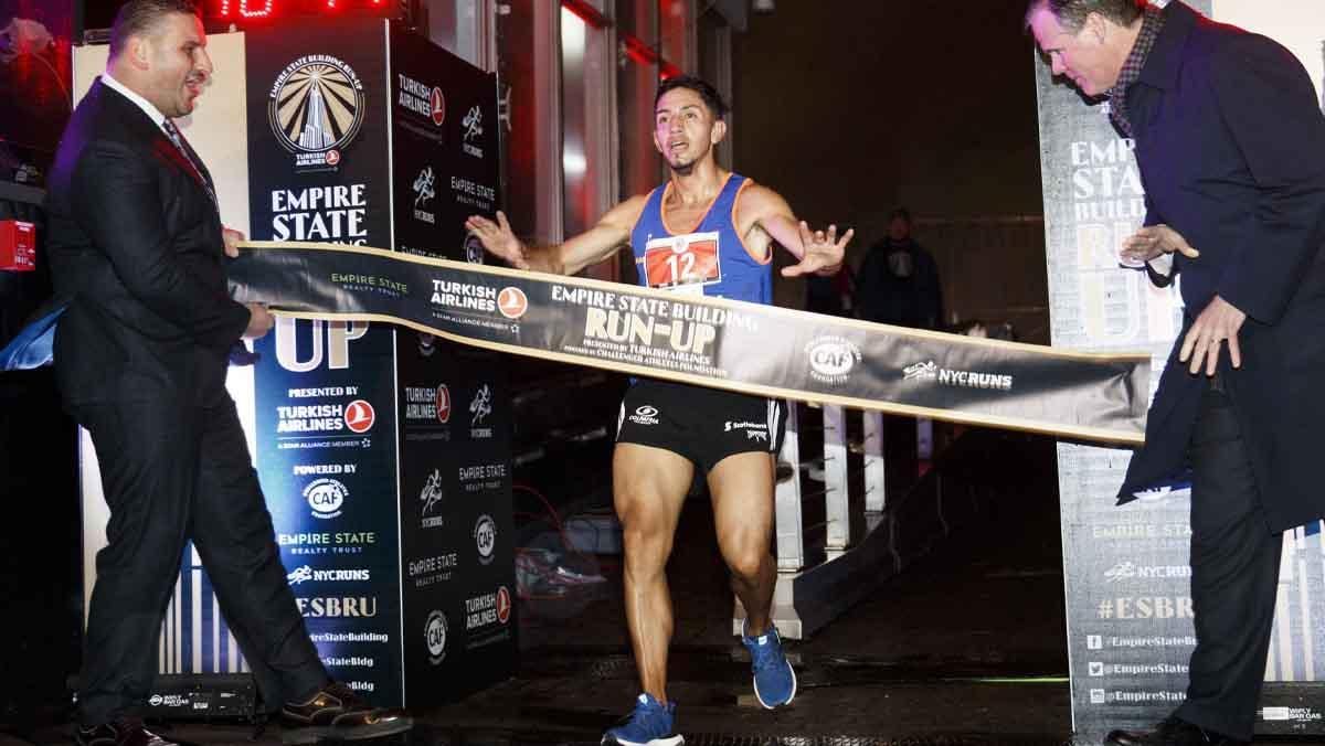 Va guanyar la tradicional carrera per les escales de l’Empire State Building, al remuntar els 1.576 esglaons amb un temps de 10 minuts i 50 segons.