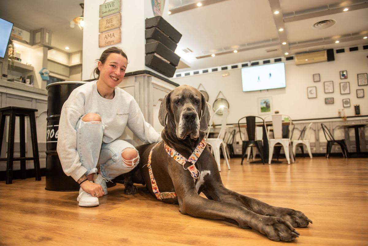 Carla Castro y su perro Jagger, en el Monti Bar de O Burgo.