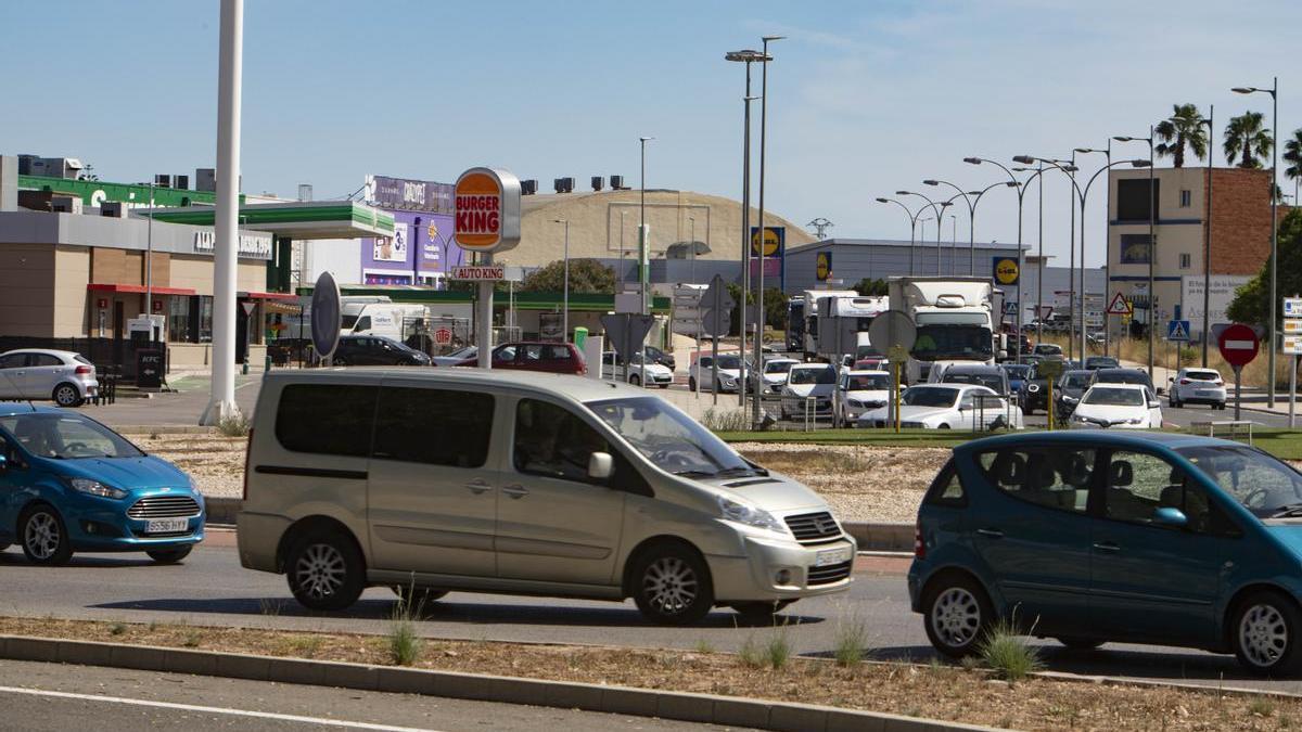 Un atasco de vehículos en el área comercial de Alzira, en una imagen de archivo.