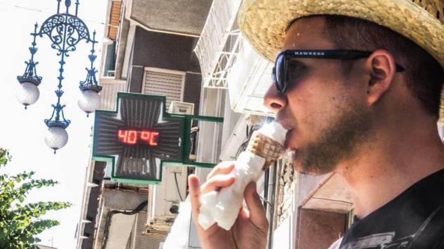 Un joven disfruta de un helado durante una ola de calor este verano en la provincia.