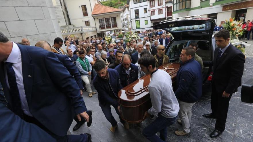 Cudillero despide con emoción y silencio a David Carragal