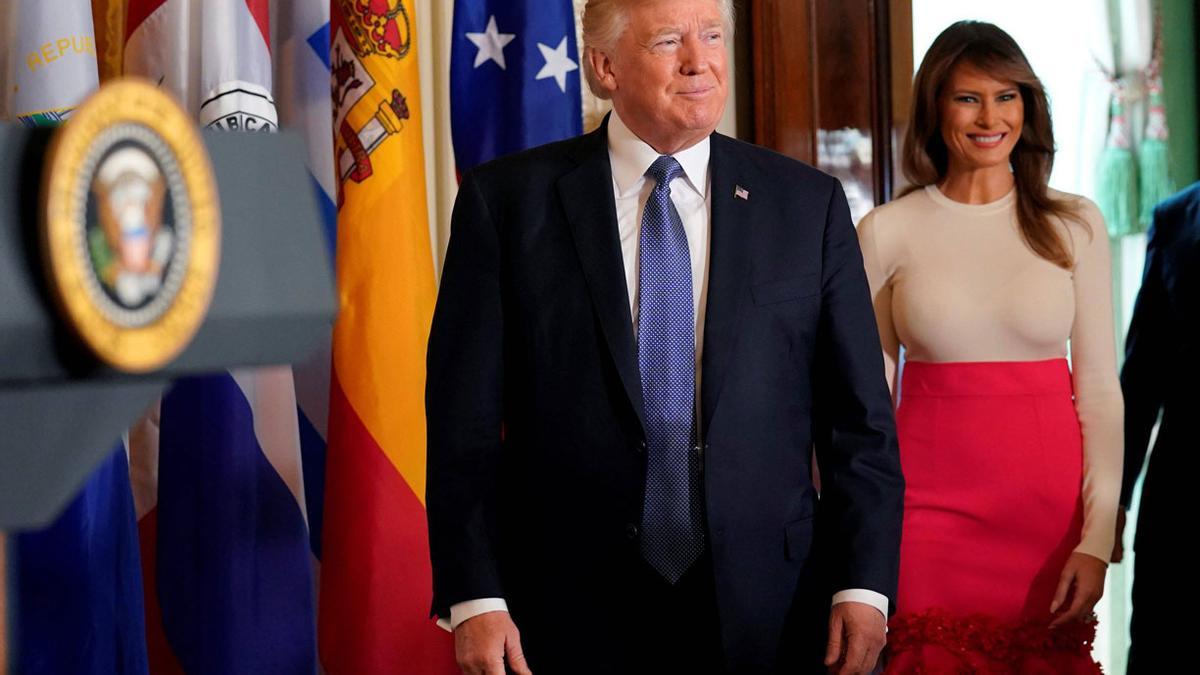 Melania Trump y la falda rosa por la que suspirarás